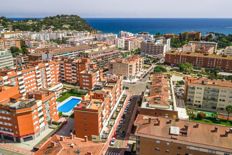Foto a3c06727-dc2b-4d8f-ad98-ba1e0feadfbb. Pis amb calefacció piscina a Fenals Lloret de Mar