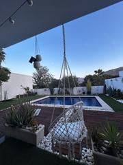 Chalet à Loja. Chalet muy nuevo con piscina a cinco minutos del centro de loja