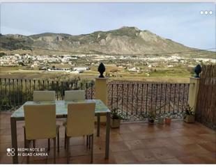 Maison jumelée à Loja. Casa adosada con terraza en el centro de loja
