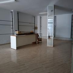 Local commercial à Loja. Local totalmente reformado acto para negocio