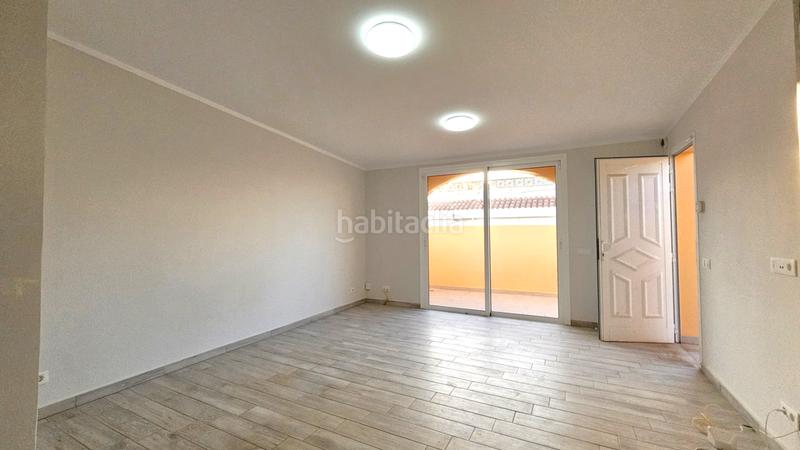 Foto 81a304fd-1bdd-498f-91f7-bb82f92aabde. Casa aparellada a paseo violeta 3° 30 a Palm - Mar Arona