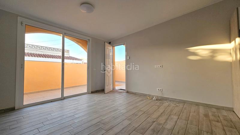 Foto a19eaf26-933e-4c09-a289-4168757b4af2. Casa aparellada a paseo violeta 3° 30 a Palm - Mar Arona