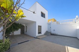 Semi detached house in San Isidro. Vivienda adosada en los cardones - san isidro