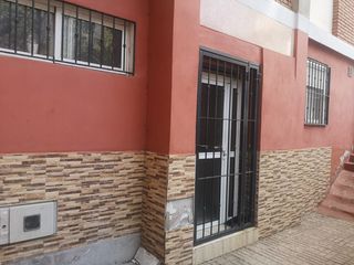 Planta baixa en Avenida de benito p�rez armas 8. Local adaptado en vivienda