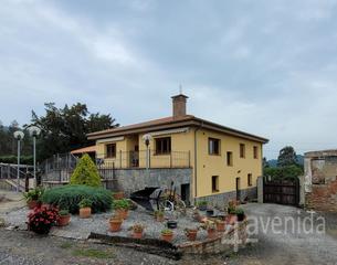 Casa en Escoredo 2. Estupenda casa con terreno lista para entrar muy prxima a pravi