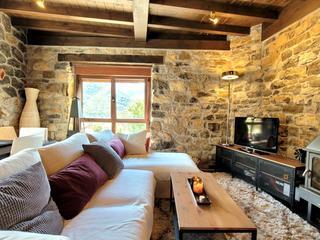 Casa  Caleao. Bellisimo chalet entre montañas en el corazón de la reserva de l