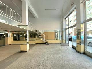 Local Comercial a Carreño miranda 35. Local comercial muy céntrico con gran escaparate