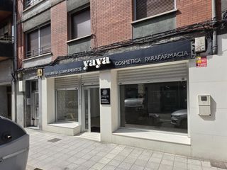 Business premise in Carreño miranda 52. Local comercial disponible tanto en venta como en alquiler, con