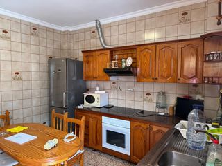 Casa en Cardones. Amplia vivienda unifamiliar con gran terraza y garaje en venta e
