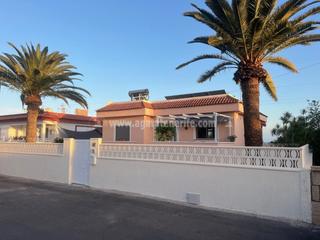 Casa a Costa del Silencio. Hermosa casa unifamiliar en las rosas