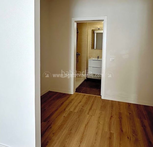 Foto c3b1caf1-eed9-4bf1-87d0-48db8d3edcff. Pis a Icod de los Vinos pueblo Icod de los Vinos