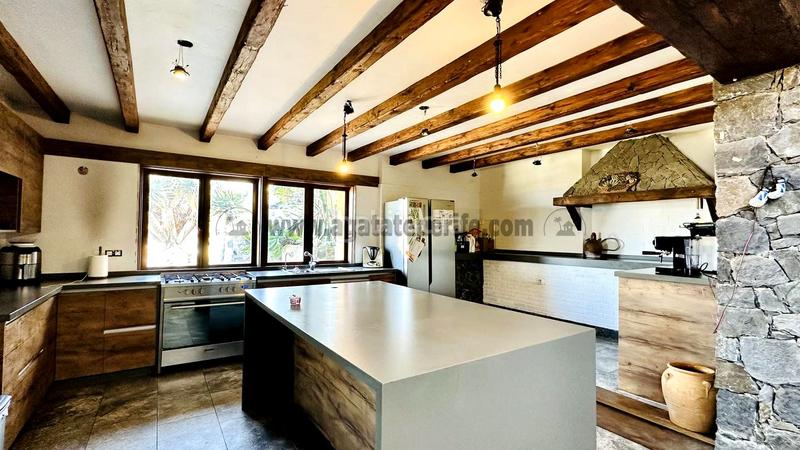 Foto e2d24395-d501-4aa1-94ec-c62bc3f3583a. Masia amb aparcament a Los Realejos pueblo Realejos (Los)