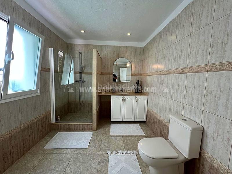 Foto eef7ef08-a3b7-4d09-9391-a27196f2a4ca. Maison avec parking dans Acantilados de Los Gigantes Santiago del Teide