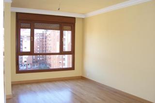 Appartement à Calle de ramón granda 7t. Piso apartamento nuevo de una habitación en planta 9ª, baño, amp
