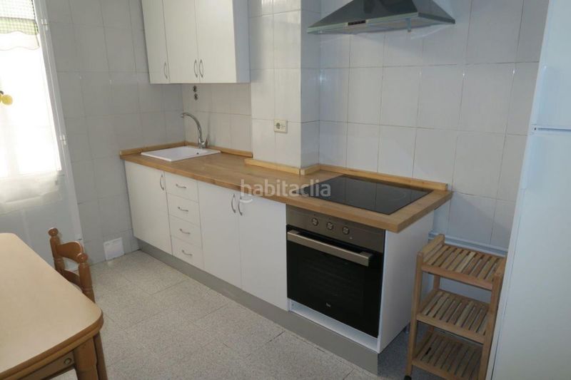 Foto 7b7afaf0-7eaf-4b4d-8e17-f338ceb60a66. Rent flat in Os Mallos Coruña (A)