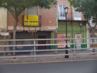 Casa a Avenida portugal 15. Casa de 2 plantas y planta bajo cubierta