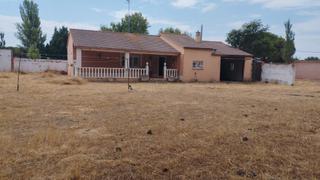 Chalet  Urbanización las salinas 2 41. Vivienda con amplia parcela