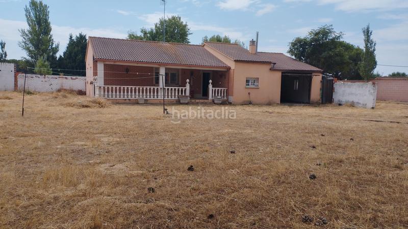 Foto b66974d3-dbbd-447a-b22c-c4950967c666. Chalet en urbanización las salinas 2 41 vivienda con amplia parcela en Medina del Campo