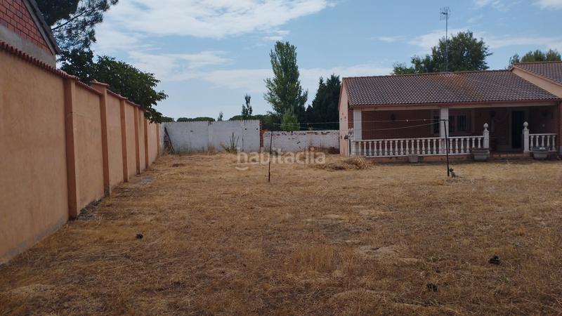 Foto b81ed355-e6c7-428e-ab32-b147811cf128. Chalet en urbanización las salinas 2 41 vivienda con amplia parcela en Medina del Campo