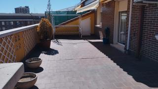Pis a Calle de valladolid 20. Para entrar a vivir con terraza y ascensor