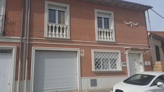 Chalet  Calle camino de moraleja 20. Casa independiente con cochera y patio