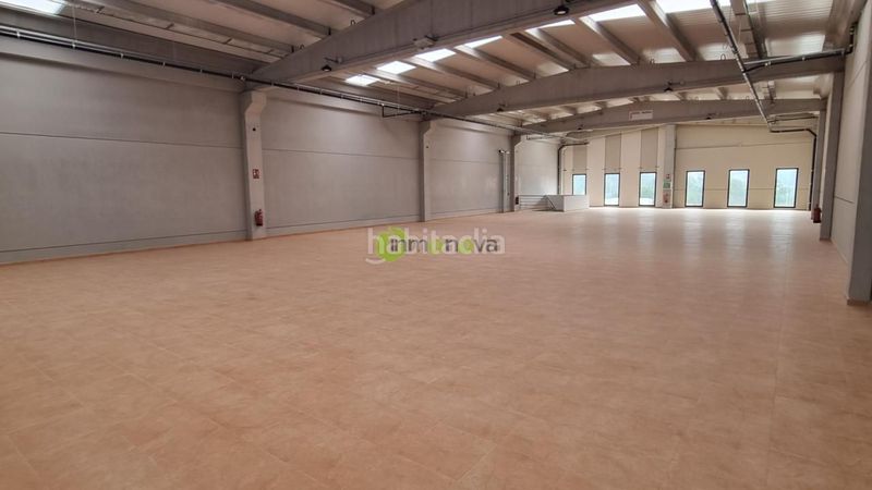 Foto 42cc86aa-8898-4749-bbdd-1d363f752a92. Location bâtiment à usage industriel dans Mos