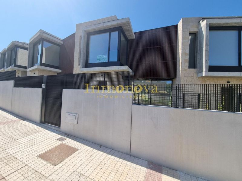 Foto 73240c65-9f8a-489f-b7c2-5bc75e30eecb. Casa adossada a rua areosa a San Pedro da Ramallosa Nigrán