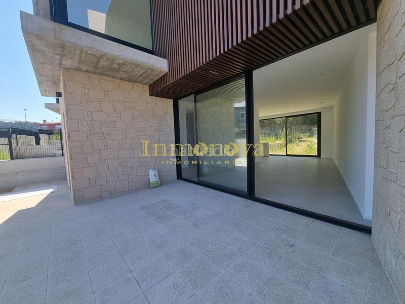 Foto fbdc7617-e6cf-4c0b-a56b-244dbd6b95be. Casa adossada a rua areosa a San Pedro da Ramallosa Nigrán