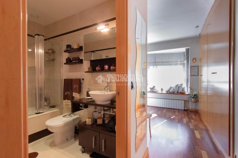 Foto a82e54ca-d7ea-41be-a7ac-f13b6b8fe2bd. Casa aparellada amb calefacció aparcament piscina a Valladolid
