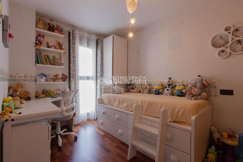 Foto db9194ec-8a48-4cca-8d2e-a79081a7d2db. Casa aparellada amb calefacció aparcament piscina a Valladolid