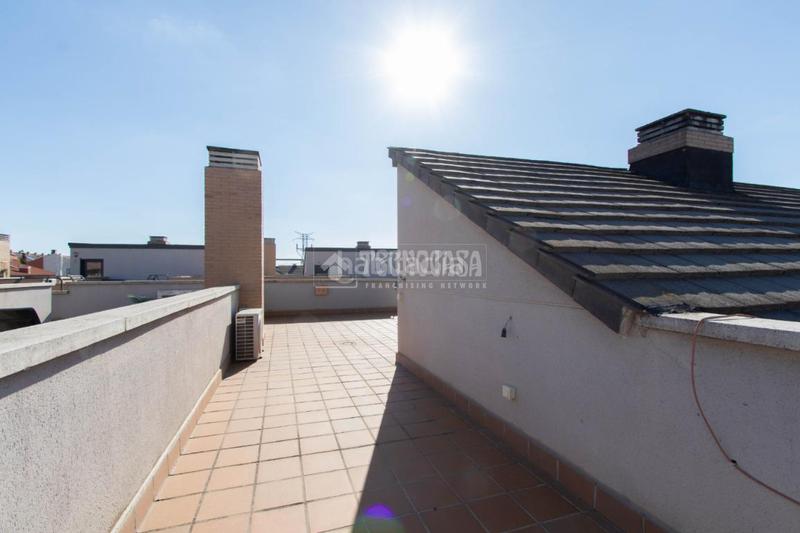 Foto e5566d05-4e5b-4894-a4f5-e6b6757409ef. Casa aparellada amb calefacció aparcament piscina a Valladolid