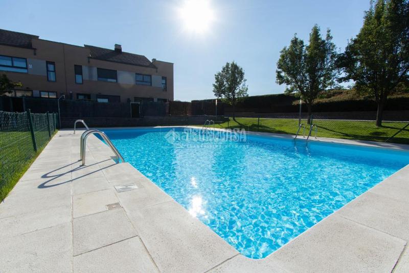 Foto ed181f81-8c0b-4140-8292-7b433e3167ef. Casa aparellada amb calefacció aparcament piscina a Valladolid