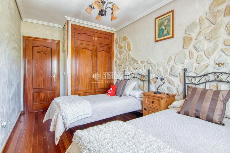 Foto 1738ebb2-6122-41b5-8310-e2d31fb3dae1. Casa bifamiliare con riscaldamento parcheggio in Parquesol Valladolid