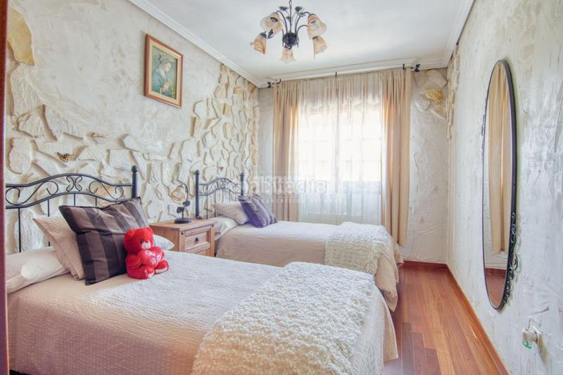 Foto c3d4a47f-76ae-450e-9a48-553377e68982. Casa bifamiliare con riscaldamento parcheggio in Parquesol Valladolid