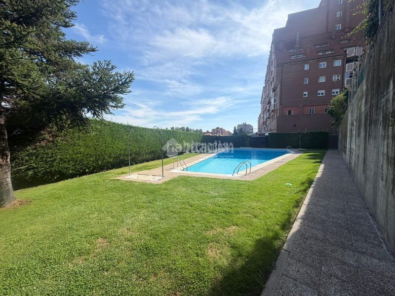 Foto 8da48b45-89f8-49e9-afc8-4e52b4953a60. Casa aparellada amb calefacció aparcament piscina a Valladolid