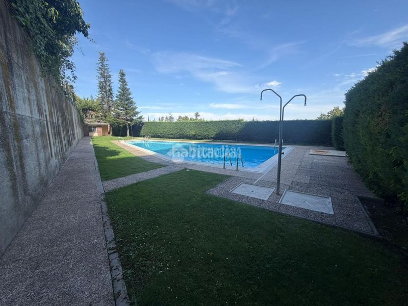 Foto 97f3d75e-9ac8-4925-8356-7df191b55550. Casa aparellada amb calefacció aparcament piscina a Valladolid