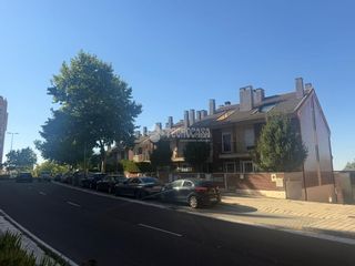 Casa aparellada  C. de hernando de acuña. Casa en venta en valladolid