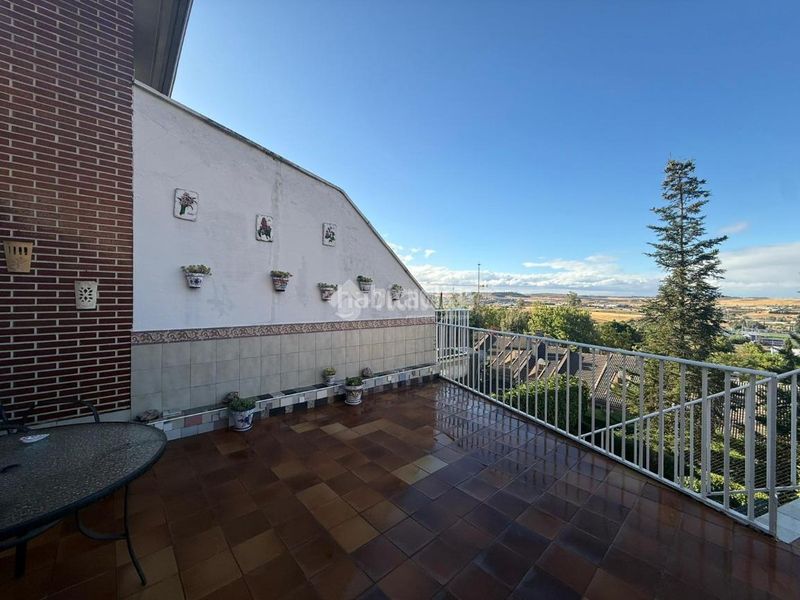 Foto bdb8ff0f-1e06-4003-8eb8-594da2411ef6. Casa aparellada amb calefacció aparcament piscina a Valladolid