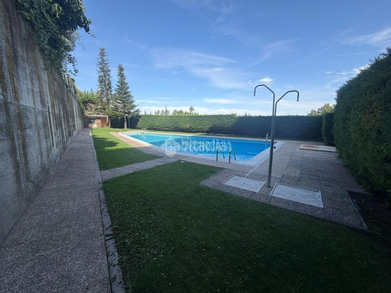 Foto d6fb1f62-128c-49d9-86f3-40f6c4ae3074. Casa aparellada amb calefacció aparcament piscina a Valladolid