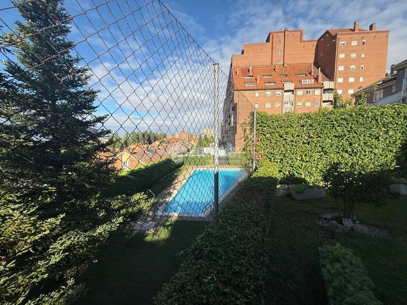 Foto e3331afa-ff62-4faf-a981-8a7e65b26053. Casa aparellada amb calefacció aparcament piscina a Valladolid