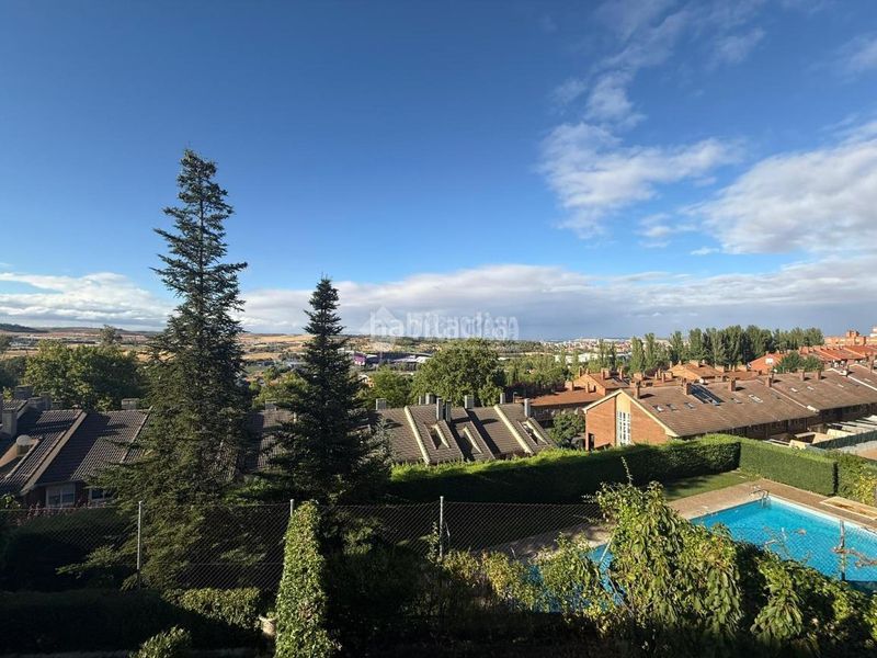 Foto fff2e3af-bfe2-4bbb-b785-5137783a612e. Casa aparellada amb calefacció aparcament piscina a Valladolid
