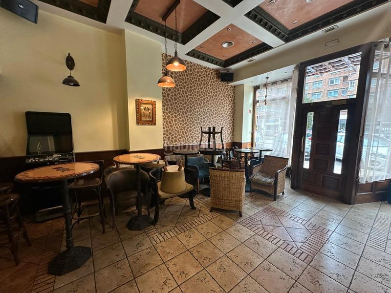 Foto c806ffc4-95f9-419a-9027-a865a7031a34. Local commercial dans Reyes Católicos Burgos