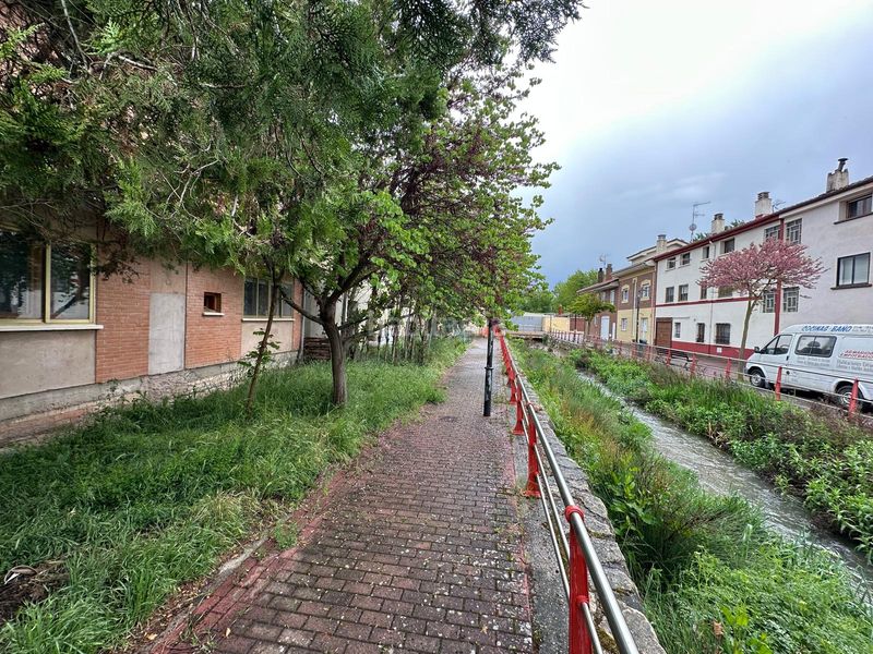 Foto 98adb513-d462-46de-a7b3-5ec724c6ad2c. Casa amb xemeneia calefacció aparcament a Villafría - La Ventilla - Castañares Burgos