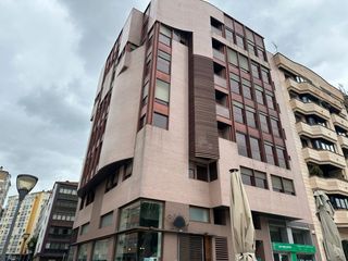 Pis a Avenida Reyes Católicos