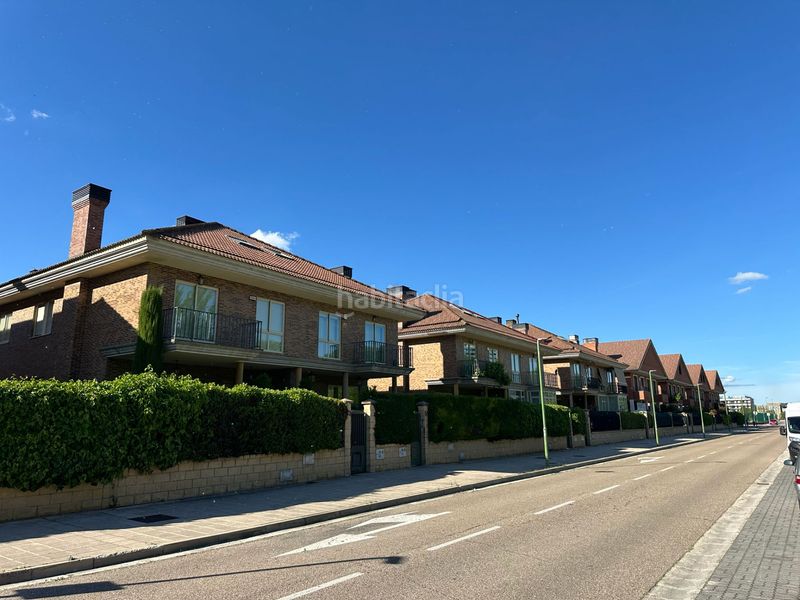 Foto f9fce8fa-8657-4998-ae12-3333468587e4. Casa aparellada amb xemeneia calefacció aparcament a Burgos