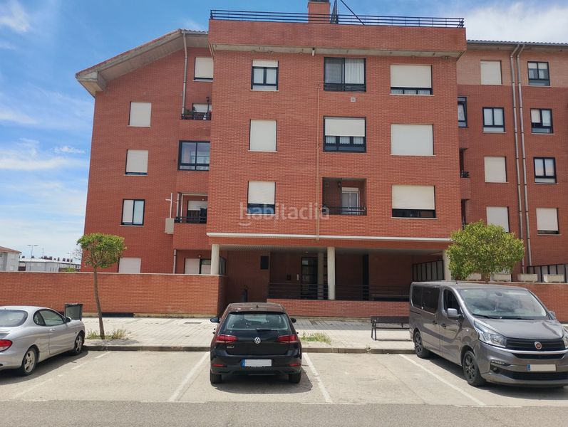 Foto ea20ad17-47d6-4ab3-9925-cf80064077be. Aparcament cotxe a calle republica dominicana 17 a Palencia