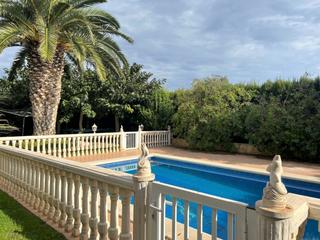 Casa a Sant Pere Pescador. Bonita casa con jardí privado y piscina con vistas al club nauti