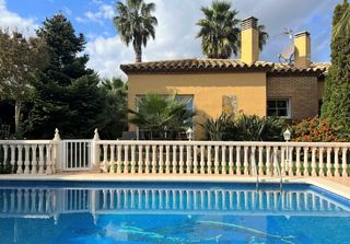 Casa in Sant Pere Pescador. Bonita casa con jardí privado y piscina con vistas al club nauti