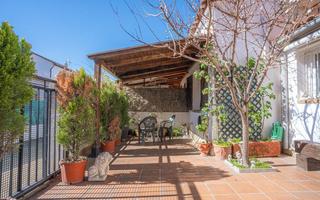 Casa adossada a Nord. Casa muy soleada en la urbanización mas matas, roses.