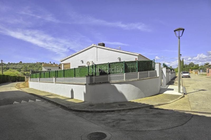 Foto 4f7c5637-89e7-401f-941c-c55a9481deb5. Casa amb calefacció aparcament piscina a Cistella